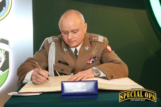 Generał dywizji Piotr Patalong pożegnał się z mundurem
