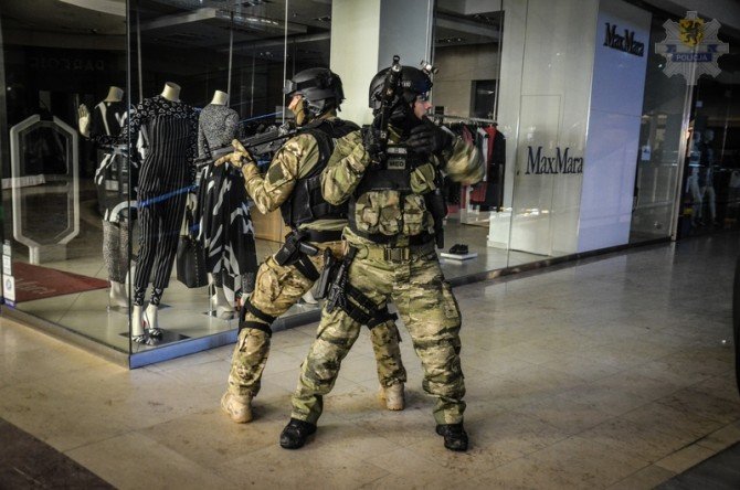 Avanti! Idziemy na... ćwiczenia! - czyli wspólny trening antyterrorystów i Straży Granicznej w galerii handlowej