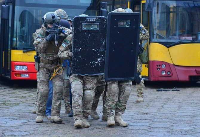 Różne służby, wspólne działanie - ćwiczenia antyterrorystów w zajezdni - powiększona fotogaleria