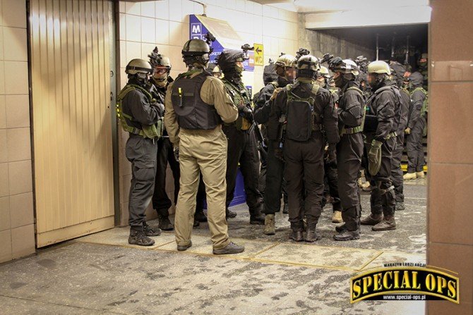 Nocne ćwiczenia BOA KGP w warszawskim metrze
