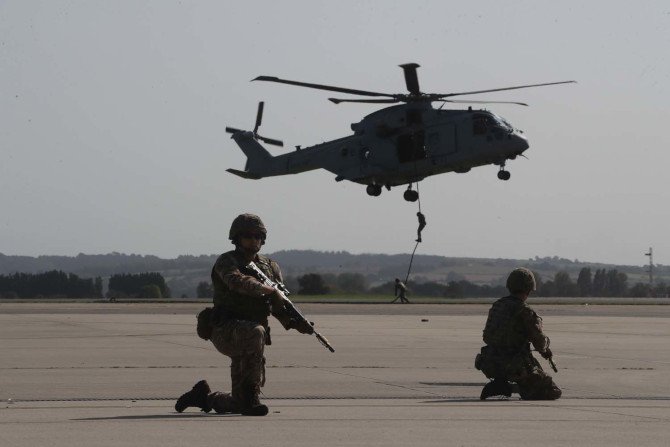 Lotnicy będą wspierać komandosów z Royal Marines