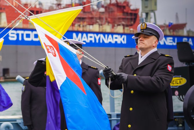 Uroczystość pierwszego podniesienia bandery na holowniku H-1 Gniewko