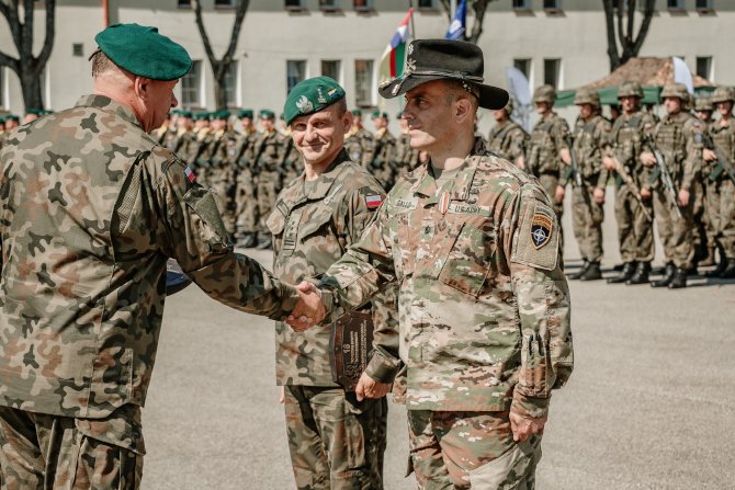 Przekazanie dowodzenia w Batalionowej Grupie Bojowej NATO