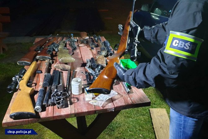 CBŚP z udziałem kontrterrorystów zatrzymało podejrzanych o nielegalny handel bronią