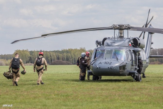 Funkcjonariusze CPKP "BOA" skakali z policyjnego śmigłowca