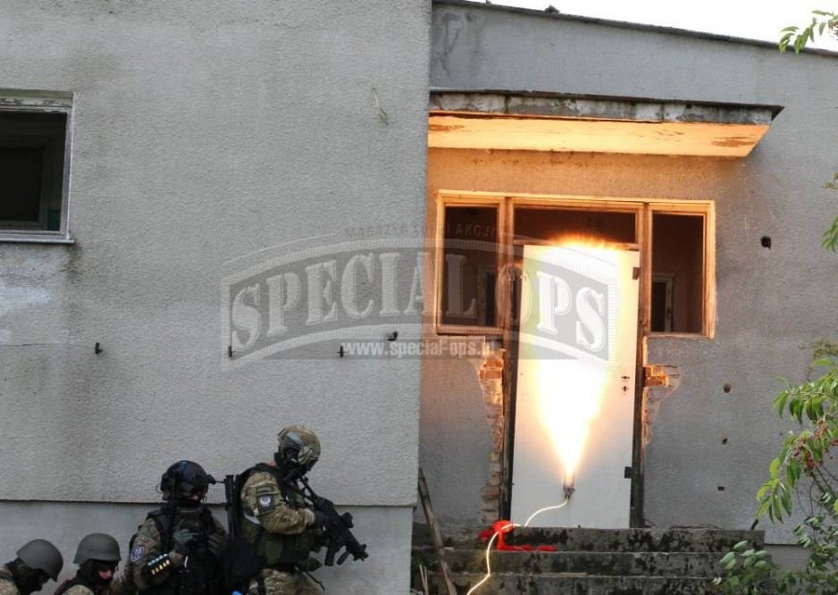 Wejścia wybuchowe w Białymstoku - warsztaty pt. Pokonywanie przeszkód technicznych z wykorzystaniem materiałów wybuchowych. Autor: Andrzej Krugler