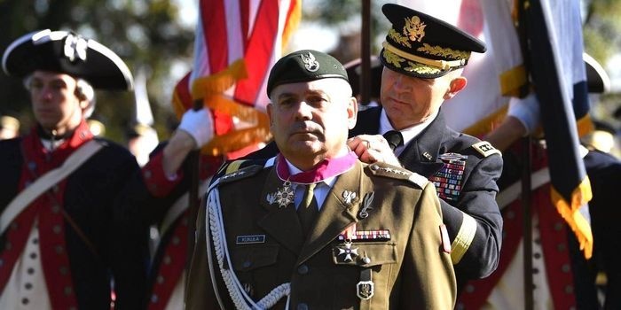 Generał Kukuła z amerykańskim medalem