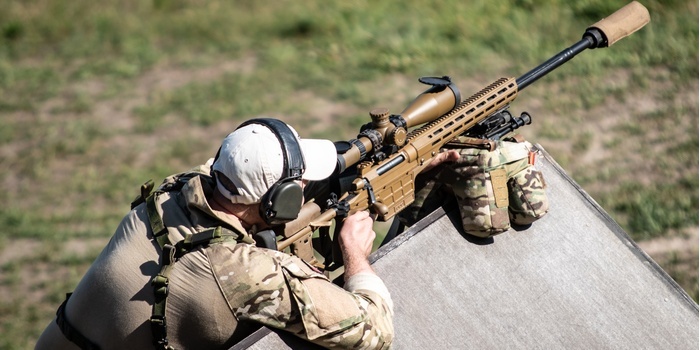 Tapeta SPECIAL OPS z kalendarzem na pulpit (czerwiec 2024)