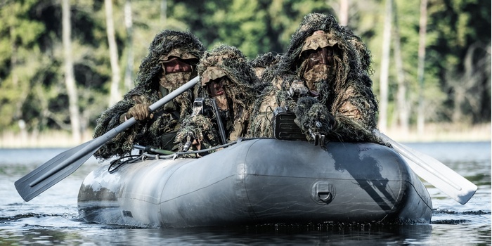 Tapeta SPECIAL OPS z kalendarzem na pulpit (lipiec 2024)