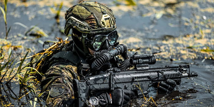 Tapeta SPECIAL OPS z kalendarzem na pulpit (listopad 2024)