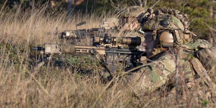 Tapeta SPECIAL OPS z kalendarzem na pulpit (grudzień 2024)