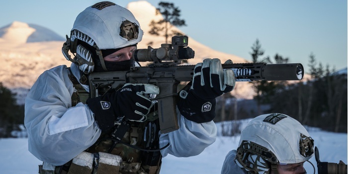 Tapeta SPECIAL OPS z kalendarzem na pulpit (luty 2025)