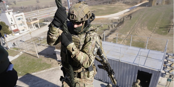 Tapeta SPECIAL OPS z kalendarzem na pulpit (marzec 2025)