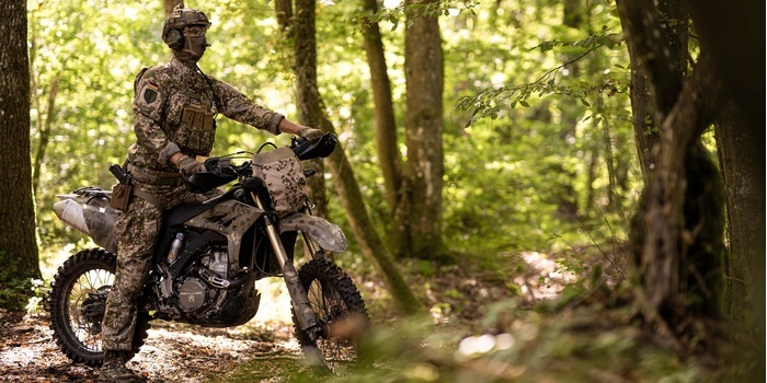 Tapeta SPECIAL OPS z kalendarzem na pulpit (kwiecień 2025)