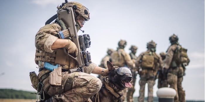 Tapeta SPECIAL OPS z kalendarzem na pulpit (maj 2025)