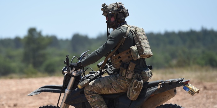 Tapeta SPECIAL OPS z kalendarzem na pulpit (czerwiec 2025)