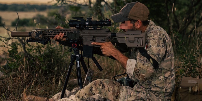Tapeta SPECIAL OPS z kalendarzem na pulpit (lipiec 2025)