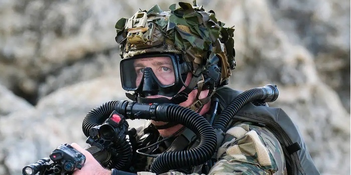 Tapeta SPECIAL OPS z kalendarzem na pulpit (sierpień 2025)