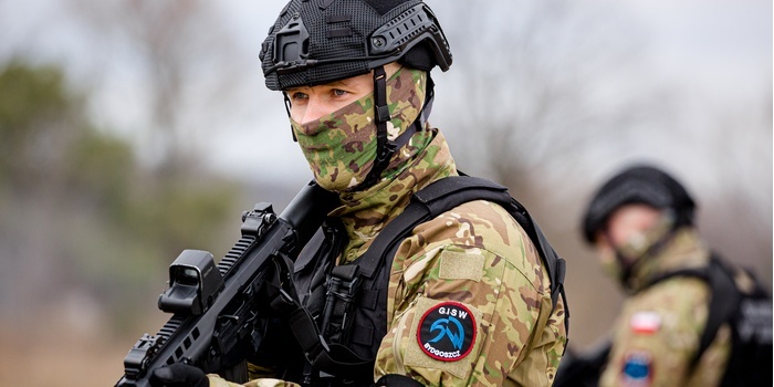 Tapeta SPECIAL OPS z kalendarzem na pulpit (październik 2025)