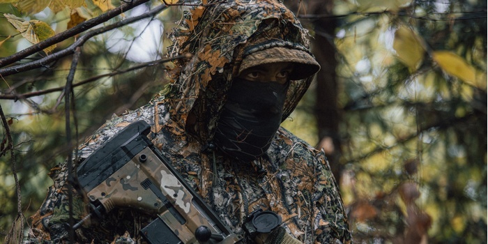 Tapeta SPECIAL OPS z kalendarzem na pulpit (listopad 2025)