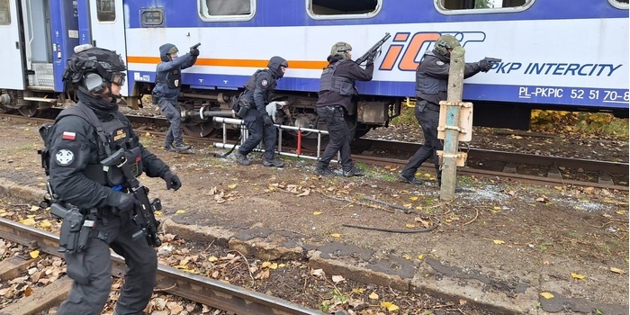 Symulacja zagrożenia na kolei – wspólne ćwiczenia SOK, Policji i Straży Granicznej w Gdyni