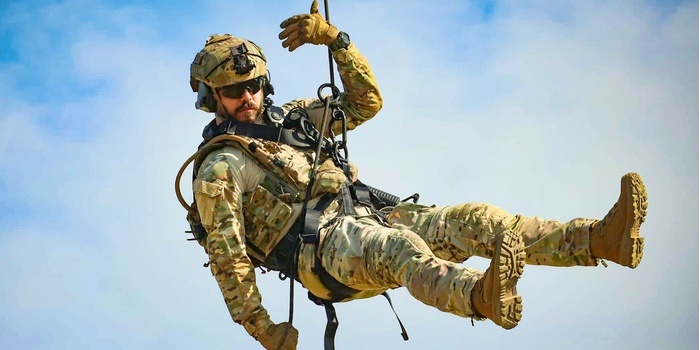 Tapeta SPECIAL OPS z kalendarzem na pulpit (grudzień 2025)