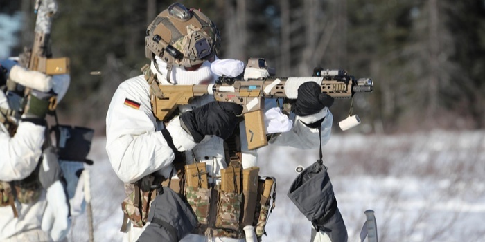 Tapeta SPECIAL OPS z kalendarzem na pulpit (luty 2026)