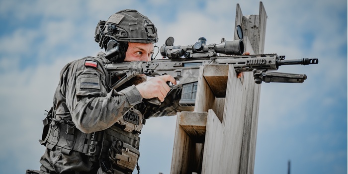 Tapeta SPECIAL OPS z kalendarzem na pulpit (kwiecień 2026)