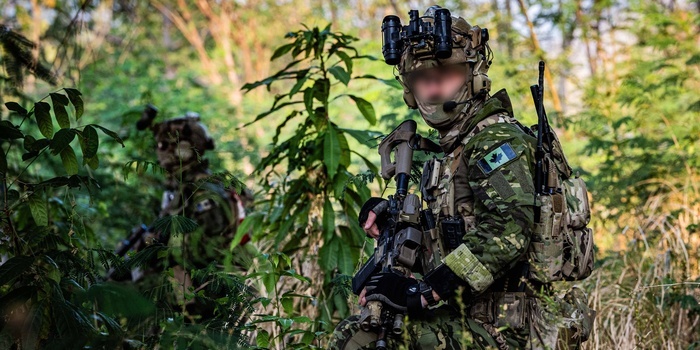Tapeta SPECIAL OPS z kalendarzem na pulpit (lipiec 2026)