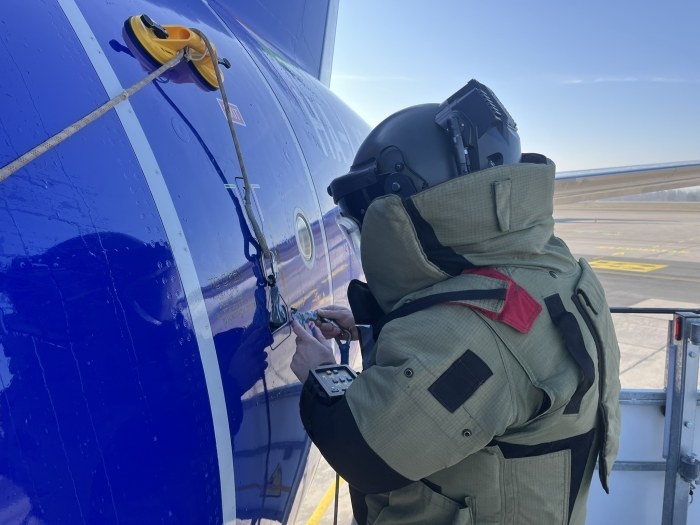 Na krawędzi bezpieczeństwa - antyterroryści i pirotechnicy w akcji na pokładzie Airbusa - galeria
