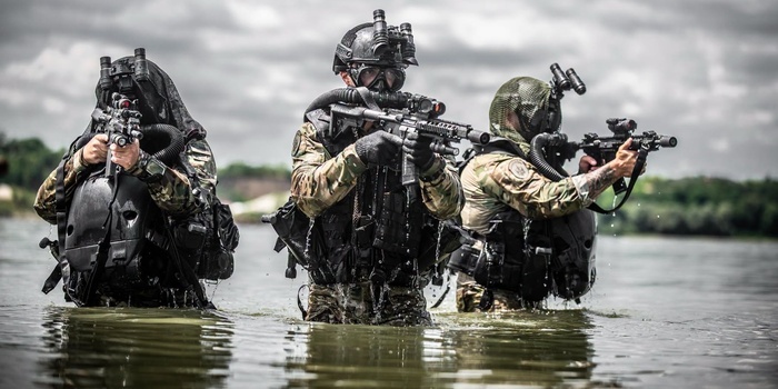 Tapeta SPECIAL OPS z kalendarzem na pulpit (sierpień 2026)
