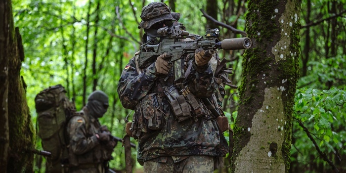 Tapeta SPECIAL OPS z kalendarzem na pulpit (październik 2026)