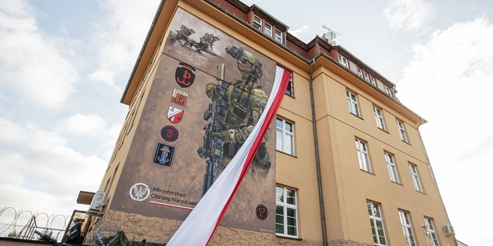 Mural upamiętniający historię i tradycje Jednostki Wojskowej Komandosów