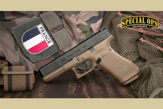 Artykuł przedstawia motywy poszukiwawcze francuskich sił zbrojnych w kwestiach modernizowania broni kr&oacute;tkiej (pistolet&oacute;w) będącej na wyposażeniu tamtejszych formacji wojskowych. Poznajemy charakterystyczne szczeg&oacute;ły wizualne wybranych pistolet&oacute;w Glock 17. Zdjęcie: Glock GmbH, Minist&egrave;re des Arm&eacute;es/DGA, Starik/Glock forum
&nbsp;