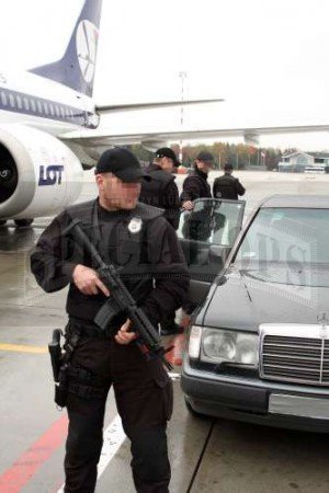 Operatorzy z „Feniksa” zajmują się na Okęciu m.in. eskortowaniem osób wydalanych w ramach pełnej procedury deportacyjnej, zapewnieniem ochrony VIP-om na terenie portu i lotniska…