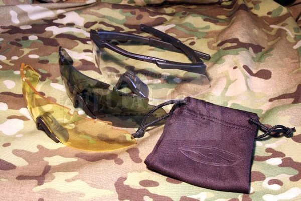 Okulary Aegis w komplecie Deluxe otrzymujemy z trzema różnymi szybami: przezroczystą, przyciemnioną oraz żółtą o wysokim kontraście.