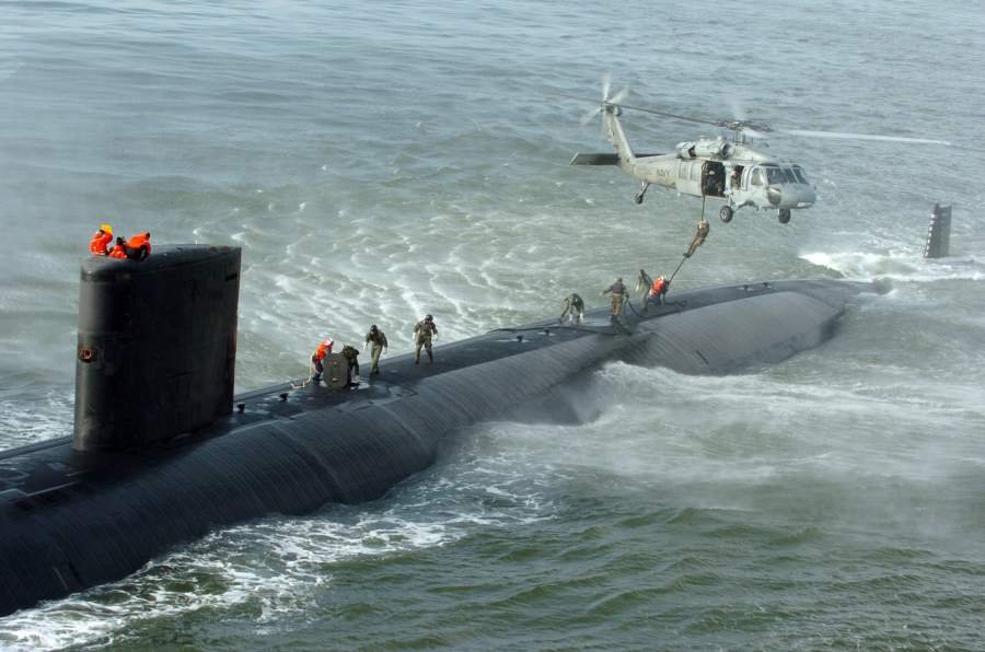 Przerzut śmigłowcem komandosów jednostki US Navy SEALS na pokład okrętu podwodnego klasy Los Angeles