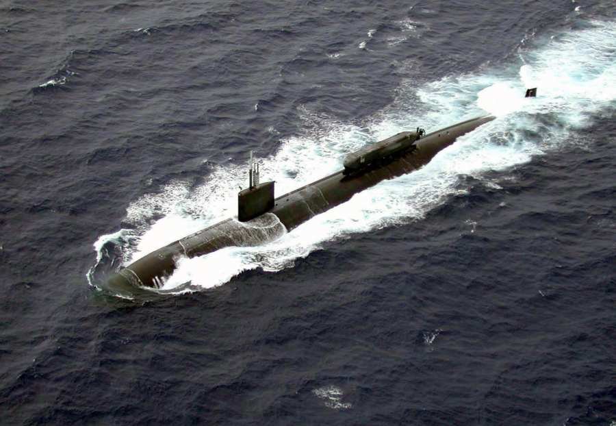 Okręt podwodny USS Greenville typu Los Angeles transportujący w trakcie testów prototyp pojazdu ASDS.