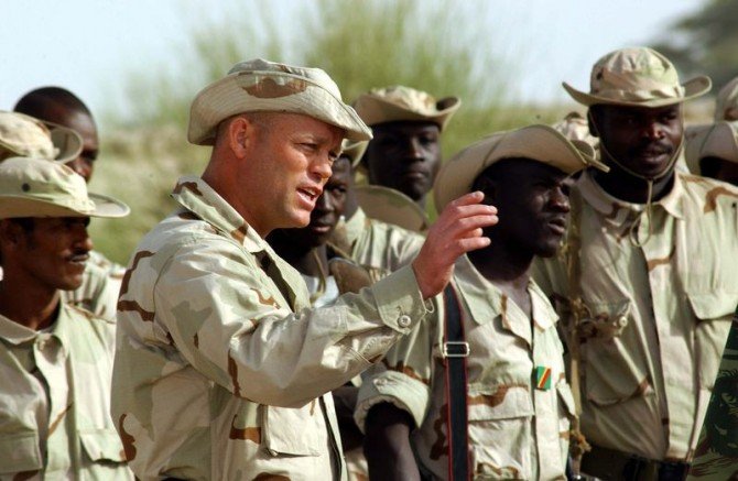 Żołnierz 10 Grupy Sił Specjalnych szkolący żołnierzy w Mali Fot. USAF