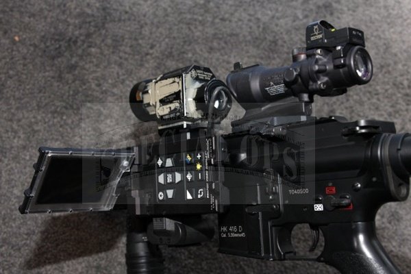 Weapon Video Display zamontowany na karabinku HK416, podłączony do celownika termowizyjnego firmy OASYS.