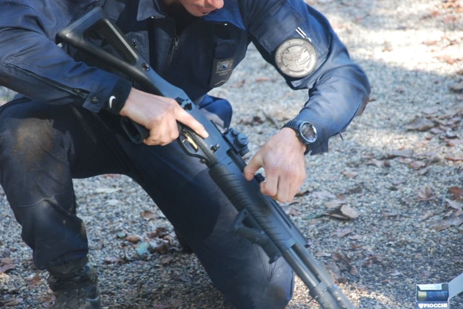 Policjant z grupy specjalnej „Skorpion” policji miejskiej Zurichu ćwiczy doładowanie strzelby S&F K1 przez okno wyrzutowe łusek.