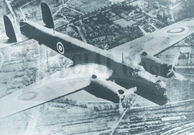 Dwumotorowy bombowiec Armstrong Whitley. Takim samolotem odbyła się pierwsza wyprawa do Polski w nocy z 15 na 16 lutego 1941 r. Archiwum gen. Stefana &bdquo;Starby&rdquo; Bałuka