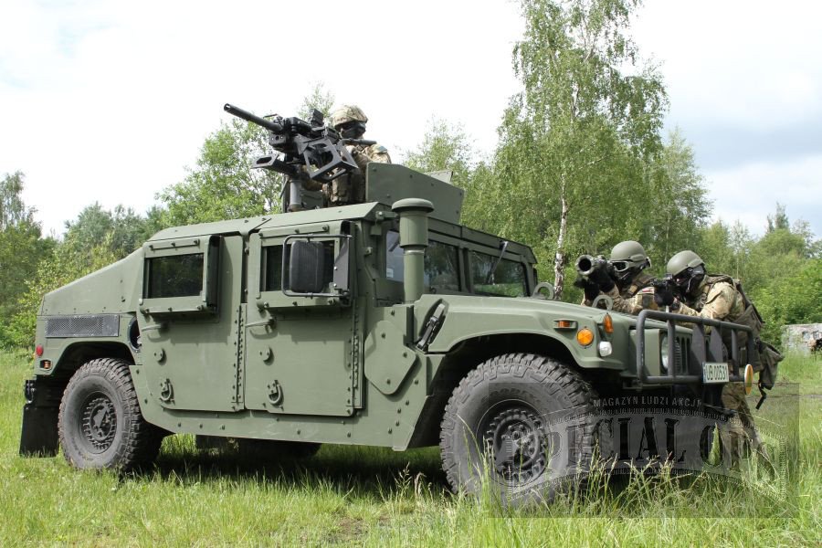 Podstawowym pojazdem taktycznym JW „Agat” są amerykańskie
HMMWV w opancerzonej wersji M1151A1.