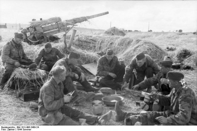 Żołnierze 91. Luftlande Division na pozycjach obronnych w Normandii, lato 1944 r. Fot. http://ww2aa.proboards.com