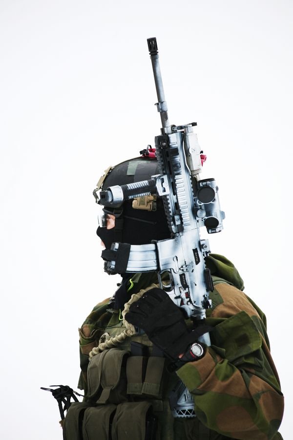 Podstawowa broń indywidualna KJK to standardowe od 2008 r. w armii norweskiej niemieckie 5,56-mm kbk HK416N (D165RS) ze szwedzkimi celownikami kolimatorowymi Aimpoint CompM4, amerykańskimi wskaźnikami laserowymi ATPIAL (AN/PEQ-15) i oświetleniem taktyczn.
