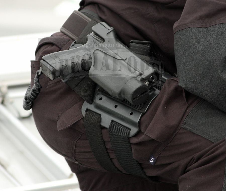 Podstawowa broń boczna w WZD: austriacki pistolet Glock 17 na nabój 9 mm Parabellum z oświetleniem taktycznym Streamlight TLR-1, tu w kydeksowej kaburze Blackhawk Tactical Serpa Olster (USA).