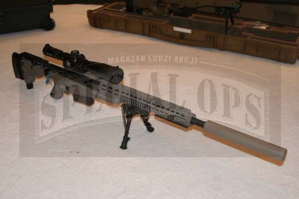 W dziedzinie broni snajperskiej zapanował większy ruch za sprawą US SOCOM (Dowództwa Sił Specjalnych), które poszukuje nowego karabinu w programie Precision Sniper Rifle. Na zdjęciu nowa konstrukcja firmy Accuracy International, karabin AX338 kalibru 8,6.
