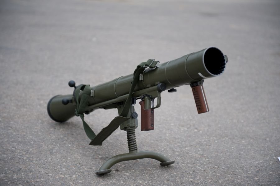 . Carl Gustaf M2 (CGM2) z 1964 r., poniżej egzemplarz z wczesnych serii produkcyjnych, jeszcze bez dwunożnego wspornika.