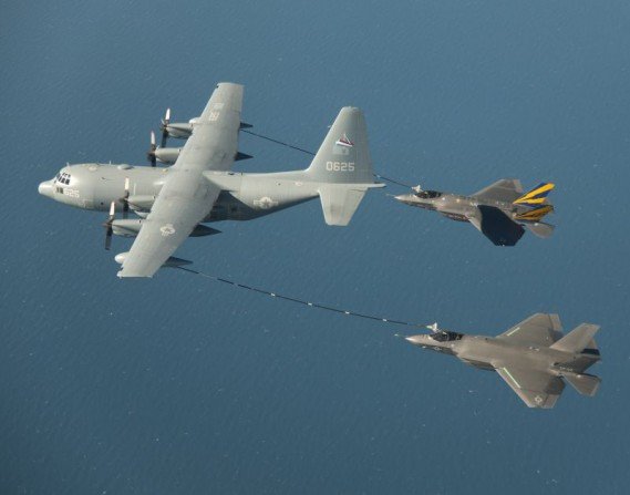 KC-130 Hercules są eksploatowane od lat, jak pokazuje fotografia mogą zaopatrywać w paliwo najnowocześniejsze wielozadaniowe samoloty bojowe US Navy