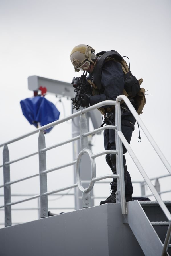 Bordingstrening: ćwiczenia abordażowe-przechwytywania jednostek pływających. Jegrzy z 9-mm pm HK MP5A3, w nowych hełmach Ops-Core FAST Ballistic High Cut Helmet, od 2011 r. standardowych w całych siłach zbrojnych Norwegii.